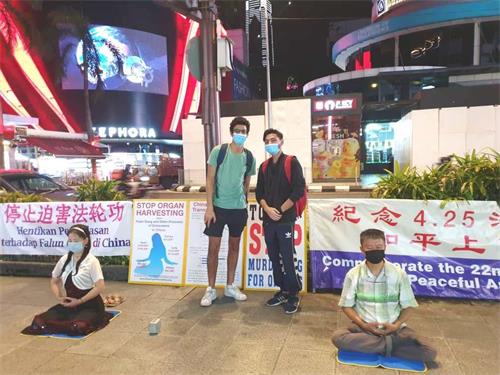 '图6:哈姆扎(Hamza,右)与友人'