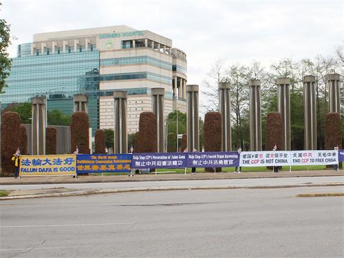 '图4~5:医学中心附近的赫尔亢大道(Holcome Blvd)旁真相横幅吸引行人和驾驶人员的关注'