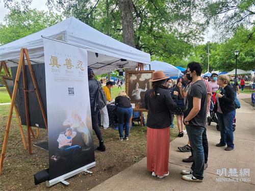 图1~2:美国德克萨斯州布兰诺市(city of Plano)在市中心的Haggard Park公园举办了“公园里的艺术”活动,吸引了上千民众。