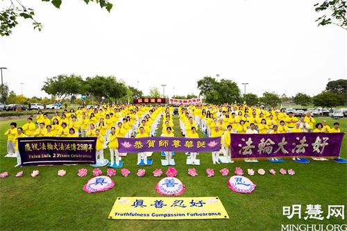 '图1:二零二一年五月九日早晨,橙县芳泉谷公园(Mile Square Regional Park)空气清新,景色优美,洛杉矶学员汇聚在绿色草坪上双手合十,齐颂“洛杉矶大法弟子恭祝师尊生日快乐!法轮大法好!真善忍好!”'