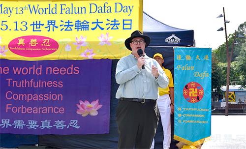 图9:澳洲联邦议员乔治·克里斯滕森(George Christensen)感谢法轮功学员邀请他前来参加世界法轮大法日的活动。