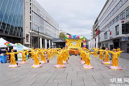 '图3:法轮功学员展示功法。'