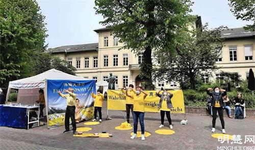 '图2:二零二一年五月八日,法轮功学员在海德堡的本生广场(Bunsenplatz) ,庆祝世界法轮大法日。'