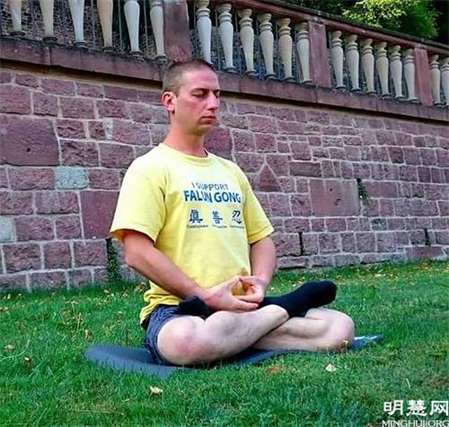 '图5:来自保加利亚的年轻小伙伊沃(Ivo)。'