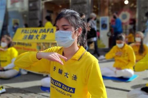 '图2:安娜展示法轮功功法'
