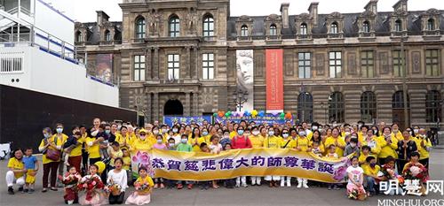'图1:法国法轮功学员欢庆513世界法轮大法日并恭祝师尊生日快乐!'