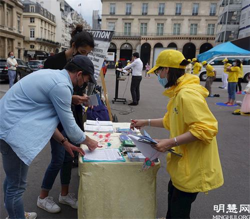 '图10:罗曼和玛丽正在签名反迫害'