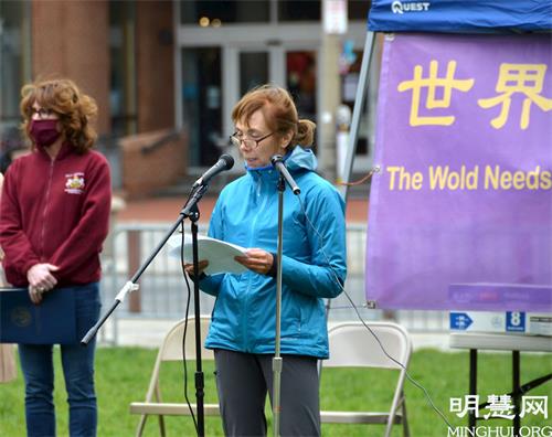 '图7:法轮功学员Terri Morse在集会上发言,感恩法轮大法带给的身心健康,道德提升。'