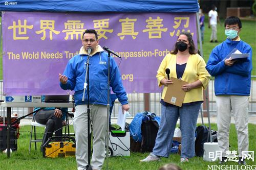 '图10:法轮功学员Alex Luchansky在集会上发言,感恩法轮大法带给的身心健康,道德提升。'