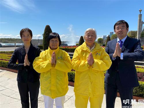 '图8:法轮功学员赵丹(左一)和家人恭祝师父生日快乐!'