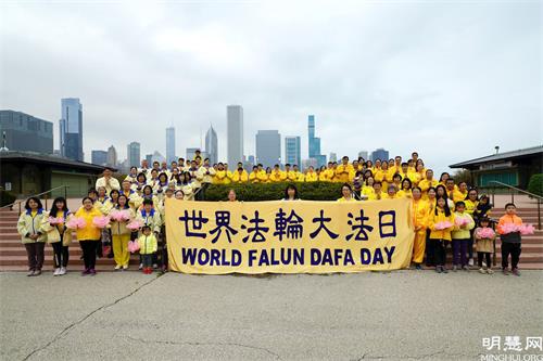 '图1:大芝加哥地区部份法轮功学员庆祝“世界法轮大法日”,并恭贺师尊华诞。'