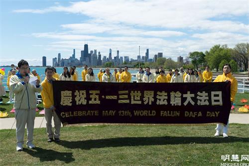 '图8:伊州的七个城市给法轮功颁发了褒奖,并宣布5月10日到16日为“法轮大法周”。法轮功学员宣读褒奖。'
