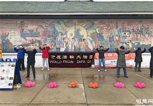 '图12:中国城大法弟子在中国城讲真相,传送法轮大法福音。'