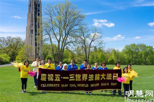 '图13~14:西郊学员在公园炼功,庆祝五一三世界法轮大法日。'