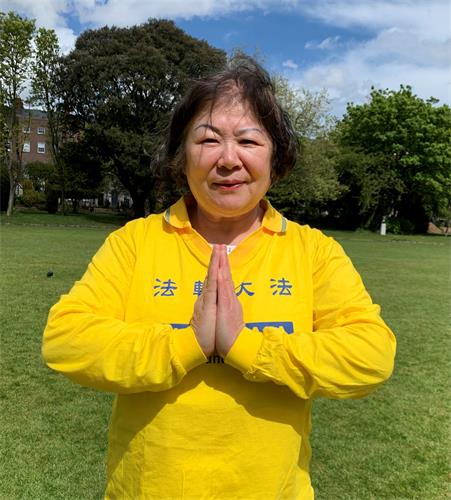 '图2:王女士(中)没读过书,却能流利地通读法轮功主要著作《转法轮》。'