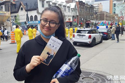 '图12:蒙特利尔市民维雅姆(Wiam Emili)说,法轮大法游行传递的积极信息给人带来希望。'