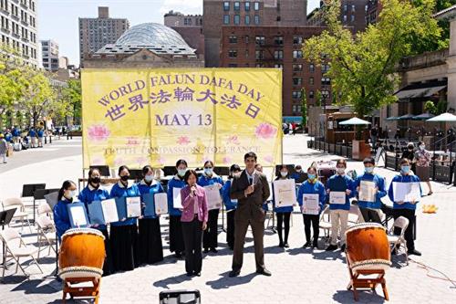 '图1:五月十一日,纽约部份法轮功学员在纽约市中心联合广场欢庆世界法轮大法日,纽约州政要褒奖法轮大法。'