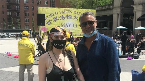'图16:纽约画家芬雷和父亲都刚刚学炼法轮功。'