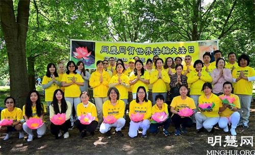'图一:美国北卡州三角区的法轮功学员庆祝世界法轮大法日。'
