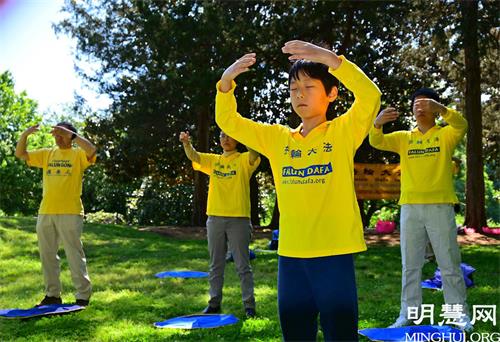 '图二:法轮功学员集体炼功'