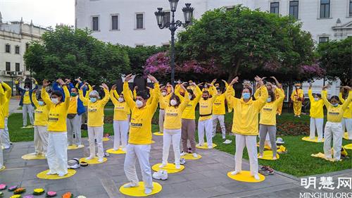 '图2:学员们演示法轮功功法'