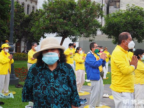 '图6:附近居民伊莎贝尔·门多萨(Isabel Mendoza)一直观看学员们演示功法和腰鼓表演。'