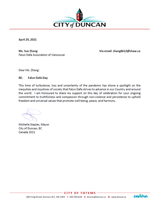 '图13:邓肯市(Duncan)市长米歇尔·史泰博(Michelle Staples)恭贺“世界法轮大法日”他在贺信中说:“在这个喜庆的日子里,能表达对你们的支持,感谢你们献身真与善,并通过非暴力方式,坚持不懈地维护自由和普世价值,增进世界福祉、和平与和睦,我感到很荣幸。”'