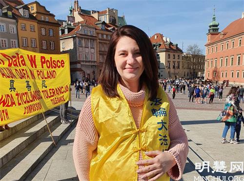 图14:身怀六甲的玛格达(Magda)女士表示希望更多的人了解法轮大法.