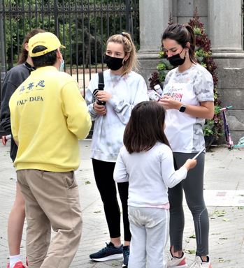 '图7:法轮功学员向行人讲述大法真相'