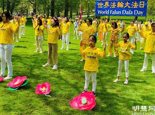 '图2~3:波士顿法轮功学员展示祥和功法'