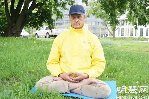 '图4:2021年5月13日,安德烈亚斯(Andreas S.)在庆祝法轮大法日活动中炼功。'