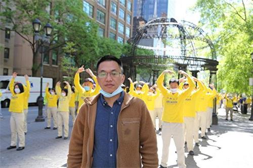 '图19:在大陆为法轮功做无罪辩护的维权律师吴绍平参加了当天的“五一三”庆祝法轮大法日游行。'