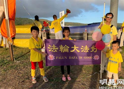 '图4:当地学员在路边展开横幅传播真相'