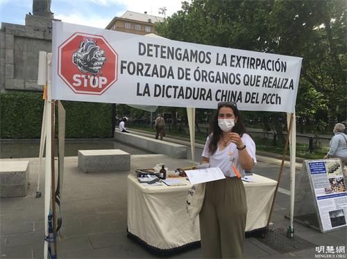 '图2:安娜·洛佩兹(Ana López)开心的手持小莲花'