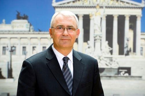 '图1:奥地利自由民主党国会议员马丁·格拉夫博士(Mag. Dr. Martin Graf)'