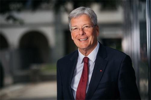 '图2:凯恩顿州州长彼得·凯泽博士(Dr. Peter Kaiser)'