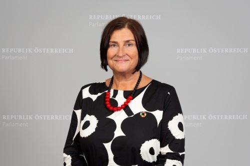 '图4:奥地利国会议员,社民党全球发展发言人佩特拉·巴依尔( Petra Bayr)'