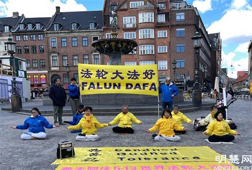 '图2:丹麦法轮功学员在哥本哈根老广场炼功,庆祝第二十二届世界法轮大法日'