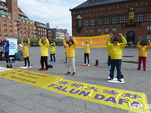 '图3:丹麦法轮功学员在市政厅广场炼功,庆祝第二十二届世界法轮大法日'