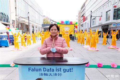 '图2:法轮功学员尤丽娅·朱女士在法兰克福参加五月八日的庆祝活动,恭祝世界法轮大法日暨师尊七十华诞。'