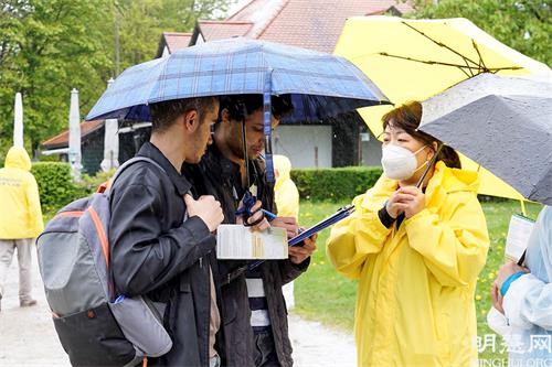 '图10:Kochi(左)和Torki签名声援法轮功学员反迫害'