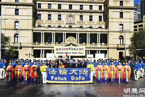 图1:悉尼各界政要欢聚海关大楼广场庆祝节日