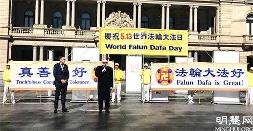 图2:新州立法委员会议员和基督教民主党领袖弗雷德・尼罗(Rev Fred Nile MLC)在集会上发言