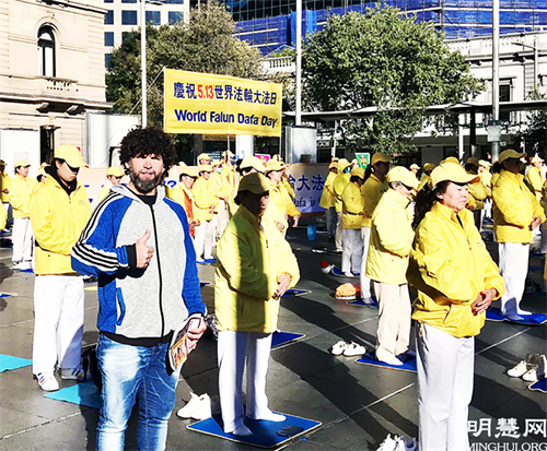 图10: 安德森・法瑞兰(Anderson Farreiran)感受到法轮大法的能量场很好