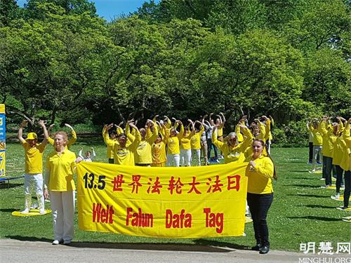 '图7:法轮功学员在杜塞尔多夫庆祝法轮大法日'