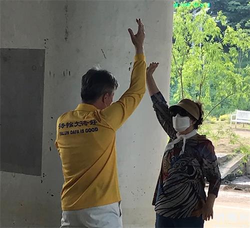 图7:想学炼法轮功的李明爱女士。