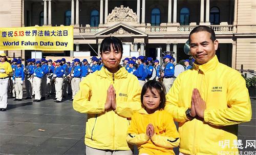 '图3:黄女士(Huynh Thi Ngan Ha)全家驾车五百公里到悉尼参加庆祝世界大法日的活动。'