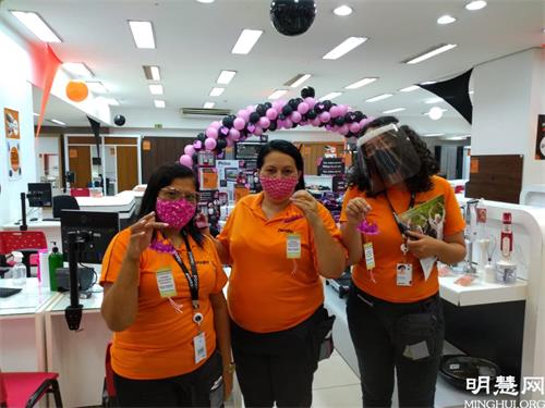 图3:家电商场PontoFrio的店员们祝贺法轮大法日!