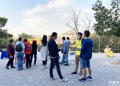 图2:法轮功学员的活动吸引了民众的目光