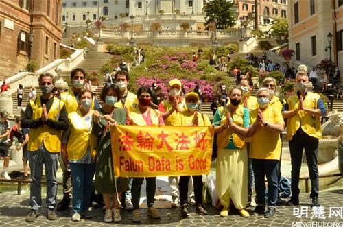 图3:部分罗马法轮功学员在著名的西班牙广场合影,庆祝世界法轮大法日并恭贺师父七十华诞。